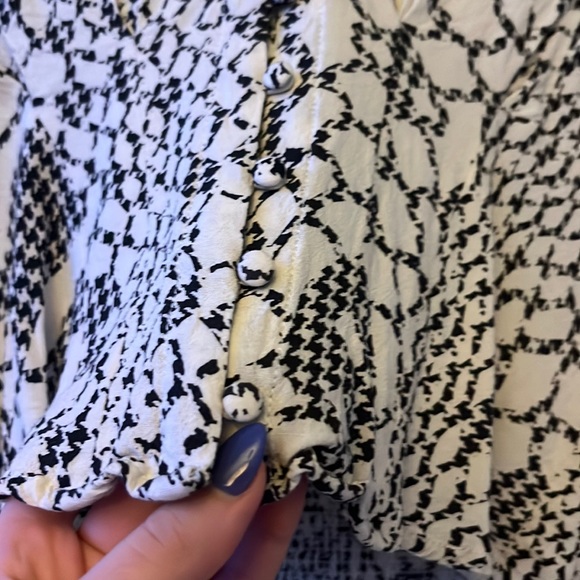 Free People Reptile Skin Patterned Long Sleeve Cropped Blouse Top Button Puff - Picture 4 of 9